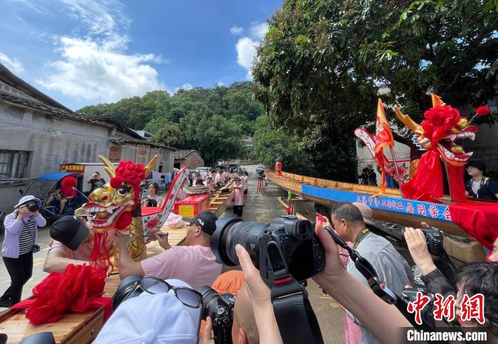 圖為5月29日，長樂江田鎮(zhèn)村民為即將入水的新龍舟安裝龍頭?！埍?攝