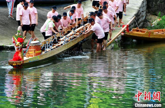圖為5月29日，長樂江田鎮(zhèn)村民們齊力推新龍舟下水?！埍?攝