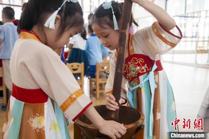 圖為小朋友們參加“將樂擂茶”制作?！《^生 攝