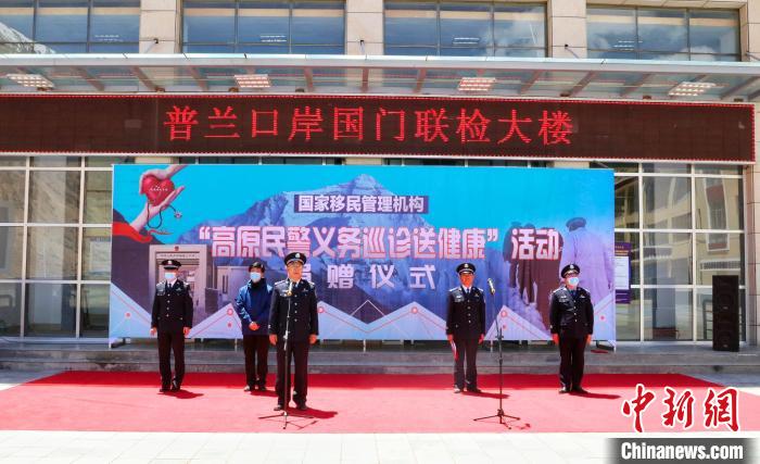 圖為捐贈儀式現(xiàn)場?！「駸?攝