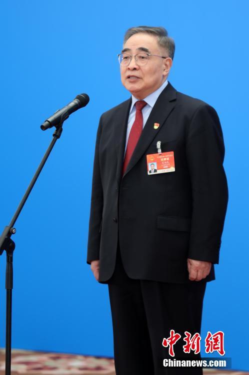 3月8日，第十三屆全國人民代表大會第四次會議舉行第二場“代表通道”采訪活動。圖為全國人大代表張伯禮通過網(wǎng)絡(luò)視頻方式接受采訪。 <a target='_blank' ><p  align=