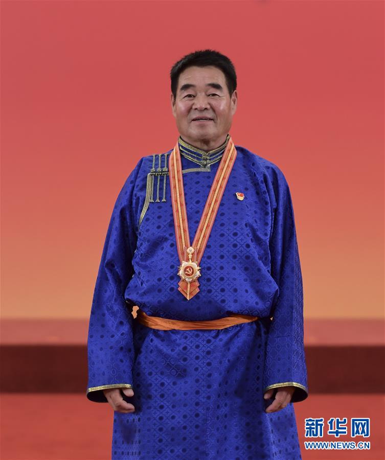 （奮斗百年路　啟航新征程·“七一勛章”獲得者·圖文互動(dòng)）（2）“草原之子”廷·巴特爾：讓草原綠起來，幫牧民富起來