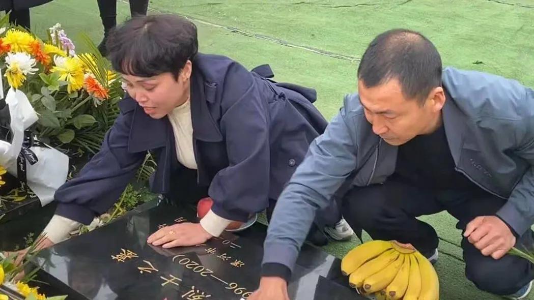 悼念戍邊烈士王焯冉：全國各地近五萬人自發(fā)獻花祭英烈，奶奶仍在等孫子回家