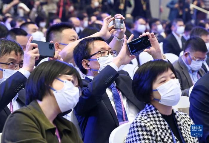 11月9日，參會者在開幕式現(xiàn)場拍照。當日，2022年世界互聯(lián)網(wǎng)大會烏鎮(zhèn)峰會在浙江烏鎮(zhèn)開幕。新華社記者 李賀 攝