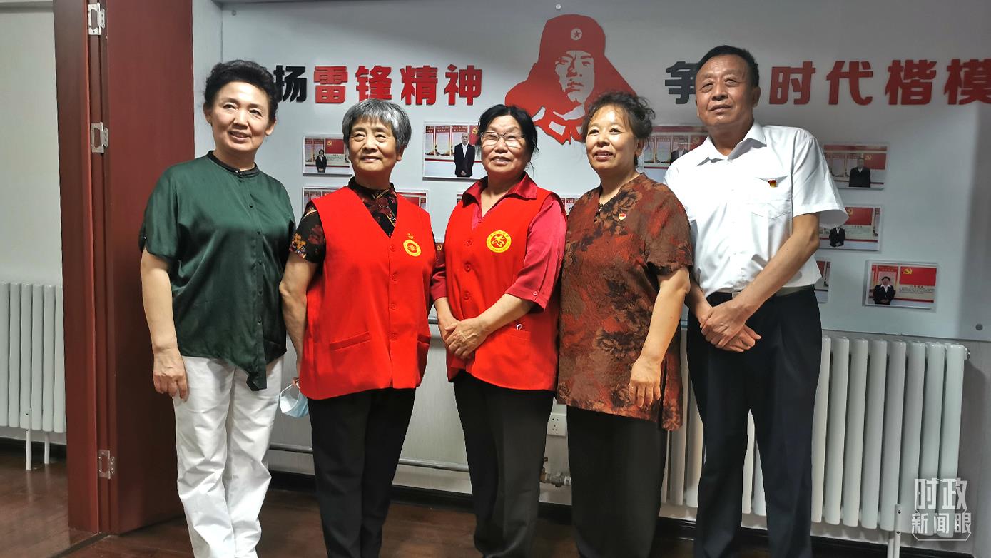 2021年8月，習(xí)近平到承德濱河社區(qū)居家養(yǎng)老服務(wù)中心調(diào)研。這是服務(wù)中心的志愿者代表。（總臺(tái)央視記者覃思拍攝）