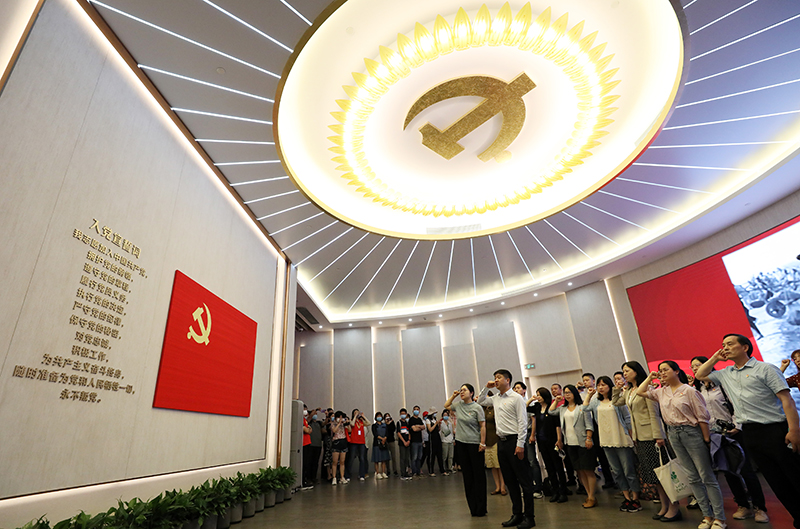 2021年6月3日，黨員在上海中共一大紀(jì)念館重溫入黨誓詞。