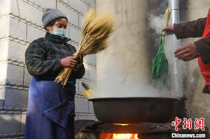 圖為拉薩手藝人制作年貨“羅薩梅朵”?！∝暩聛硭?攝