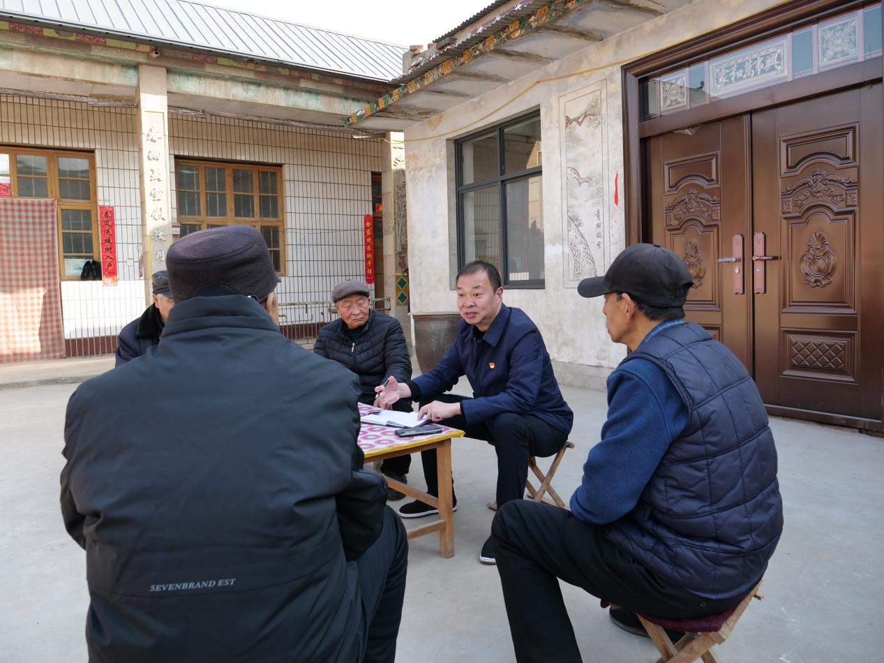 2023年全國(guó)兩會(huì)前夕，全國(guó)人大代表、廣平縣后南陽堡村黨支部書記王建廣和村民座談。（受訪者供圖）