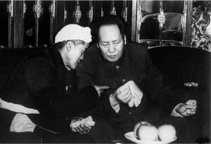 1952年，毛澤東與陜甘寧邊區(qū)勞動模范楊步浩親切交談。