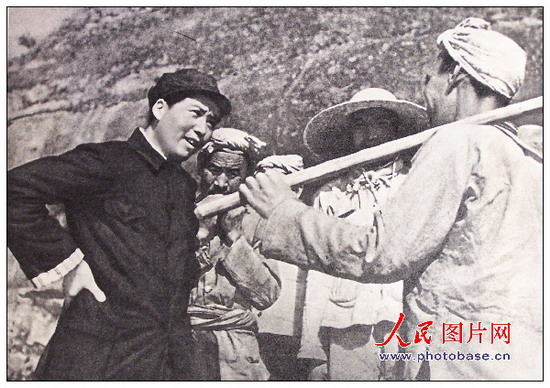 1939年，毛澤東同志在延安和楊家?guī)X農(nóng)民親切談話。