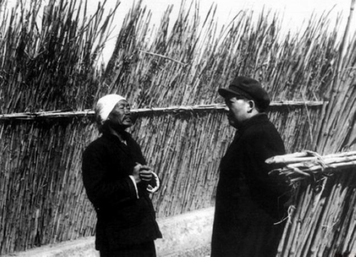 1952年，毛主席在北京近郊訪問農(nóng)民。