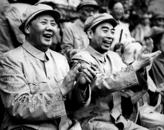 1952年，毛主席在北京與周總理冒雨觀看解放軍體育比賽。