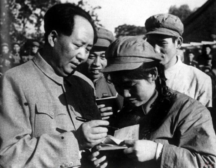 1952年，毛澤東為志愿軍歸國代表團(tuán)文藝戰(zhàn)士代表謝秀民簽名留念。