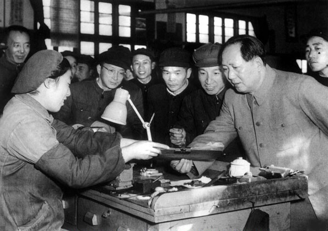 1956年，毛澤東視察南京無線電廠。