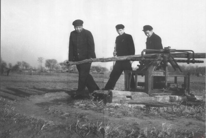 1954年，毛澤東在順義縣農(nóng)村視察。