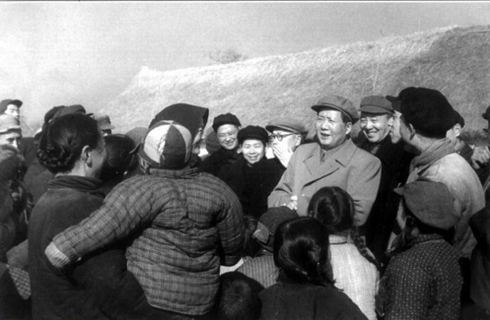 1955年，毛澤東在南京郊區(qū)饒辰鄉(xiāng)十月農(nóng)業(yè)合作社和群眾交談。