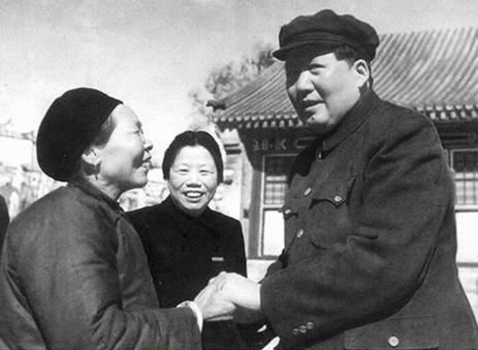 1954年，毛澤東接見抗美援朝英雄黃繼光的母親鄧芳芝。