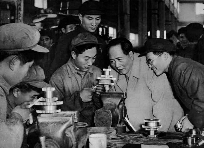 1956年，毛主席在天津視察工廠。