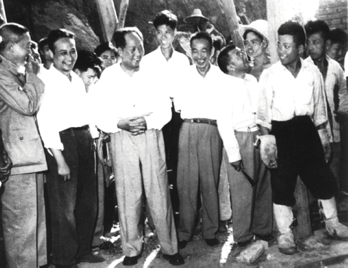 1958年，毛主席在湖北視察武昌第一紗廠(現(xiàn)武漢國棉六廠)。