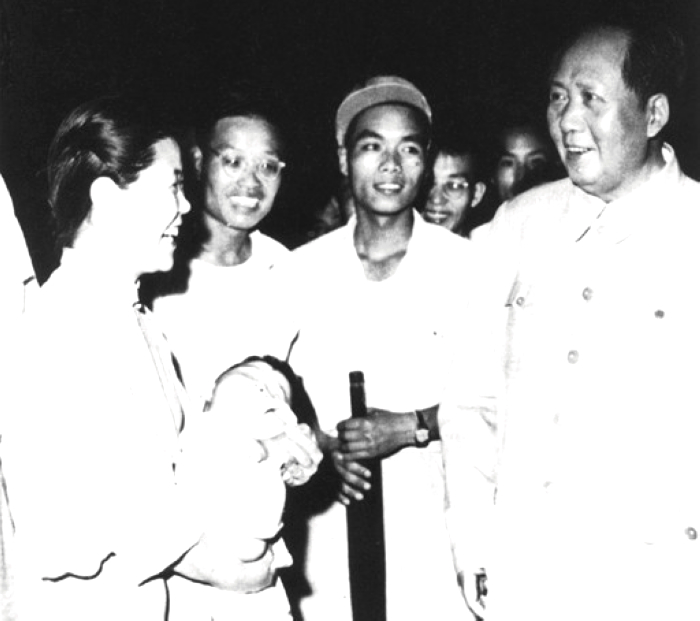 1957年，毛主席在湖北武漢長江大橋上與群眾交談。