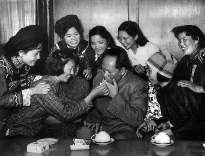 1957年，毛澤東和中國新民主主義青年團(tuán)第三次全國代表大會的“三大”代表在一起。攝影：洪克