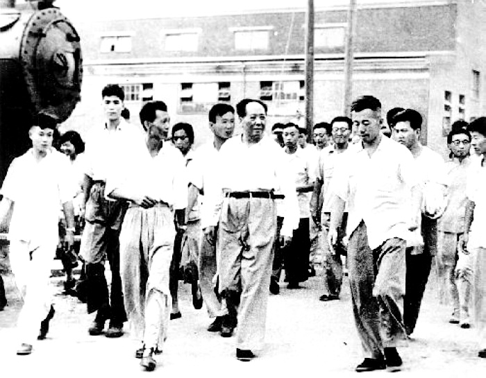 1958年，毛主席在湖北視察武漢重型機(jī)床廠。