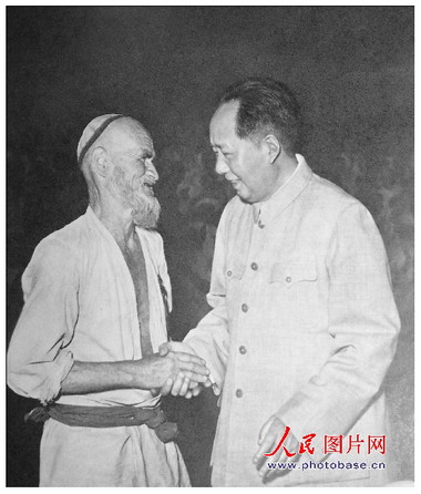 1958年，毛澤東和維吾爾族老人庫爾班·吐魯木親切握手。