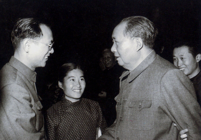 1965年，毛主席在北京與生物化學(xué)家彭加木親切握手交談。攝影：錢嗣杰