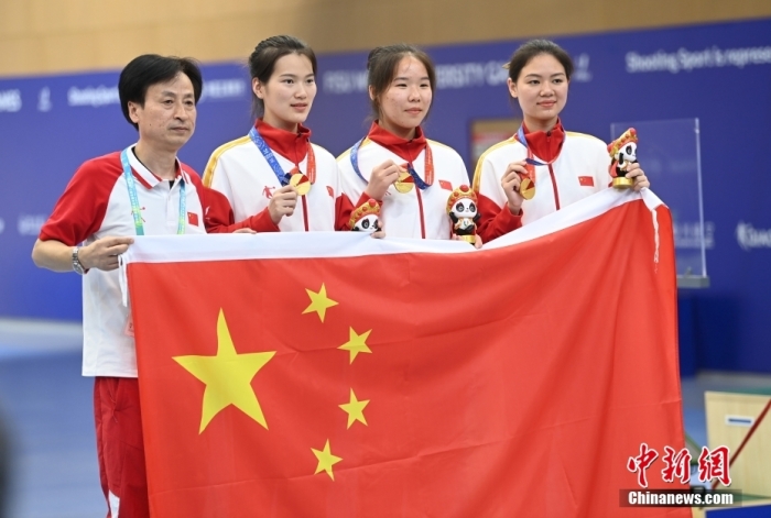 8月1日，第31屆世界大學生夏季運動會女子25米手槍團體決賽在四川成都舉行，中國隊獲得冠軍。圖為中國隊選手熊亞瑄(左二)、林雅茜(右二)、王珂怡(右一)等站在領(lǐng)獎臺上合影。<a target='_blank' href='/'><p  align=