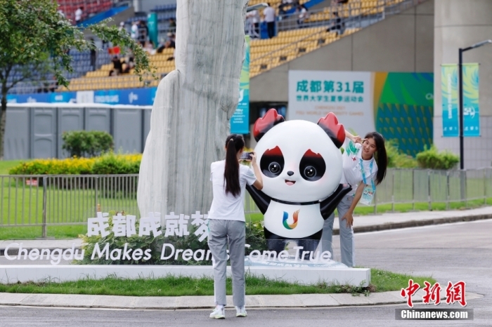 志愿者在比賽場館外與吉祥物景觀合影。<a target='_blank' href='/'><p  align=