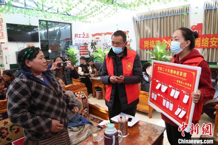 圖為瓊結(jié)縣村民參與問答。　倫珠澤仁 攝